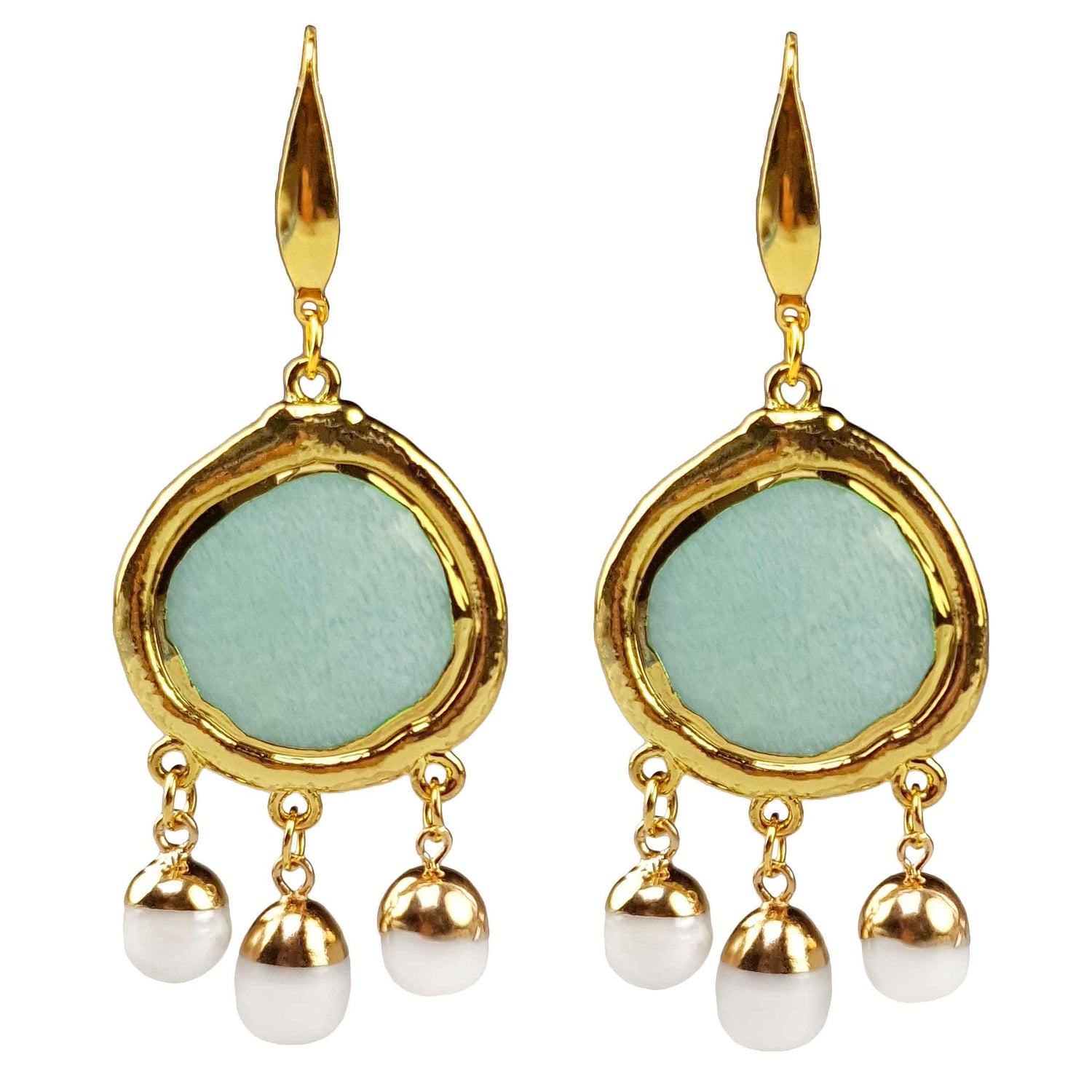 Witte zoetwater parel oorbellen met groene edelsteen amazoniet en goud edelstaal | Editha Green
