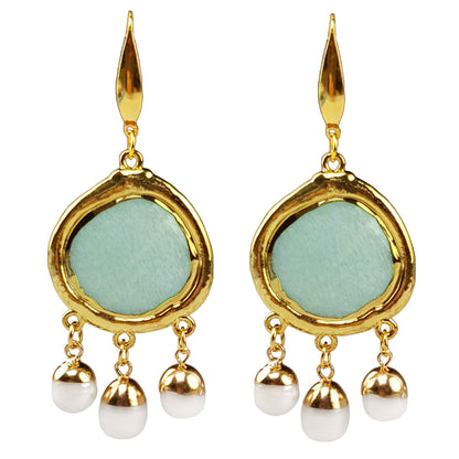 Witte zoetwater parel oorbellen met groene edelsteen amazoniet en goud edelstaal | Editha Green