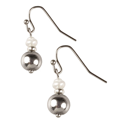 Witte zoetwater parel oorbellen met zilveren edelsteen hematiet en zilver edelstaal | Bold Silver Pearl Hematite