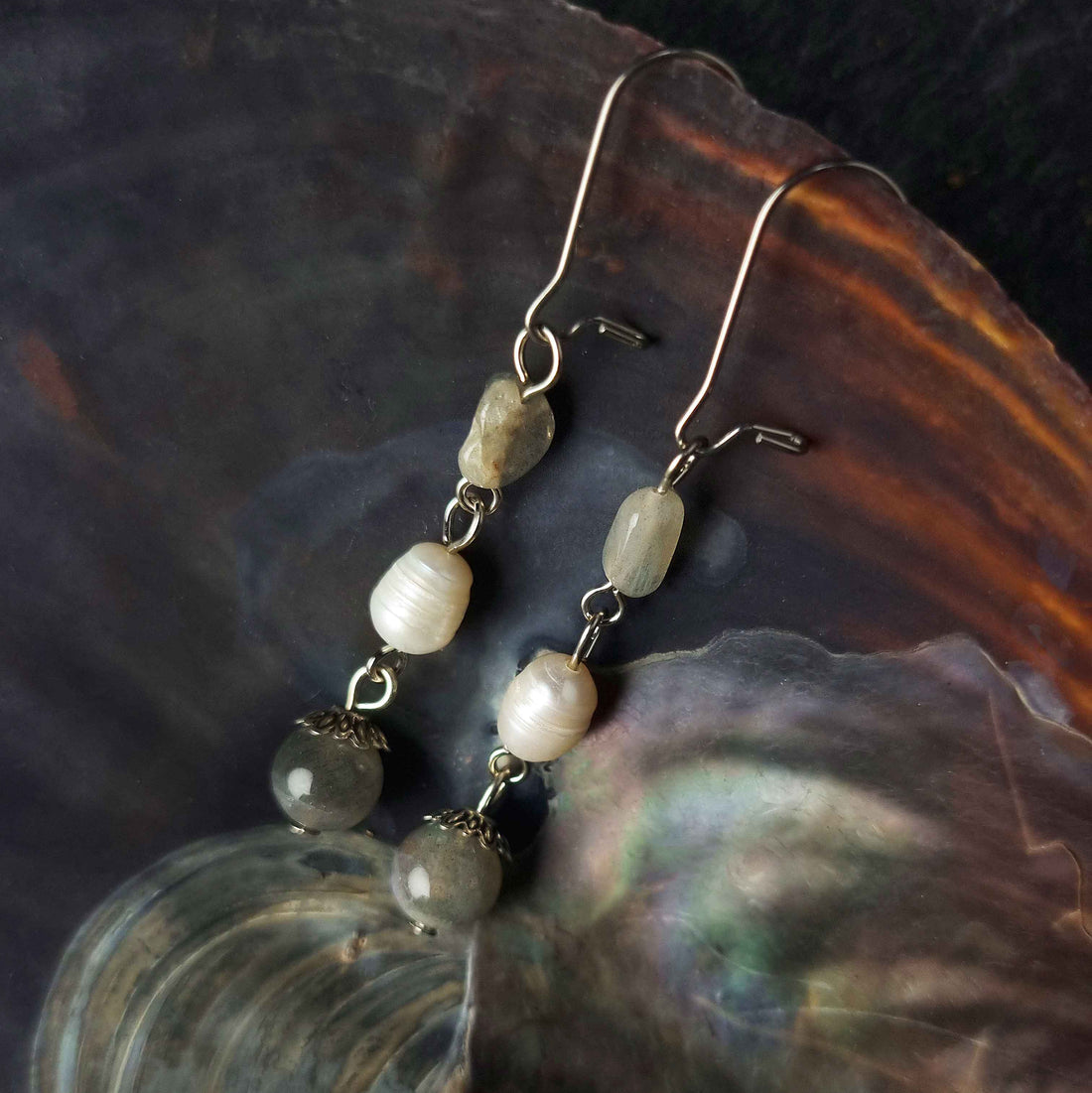 Zoetwater parel oorbellen met labradoriet en edelstaal liggend in schelp | Lalita Labradorite