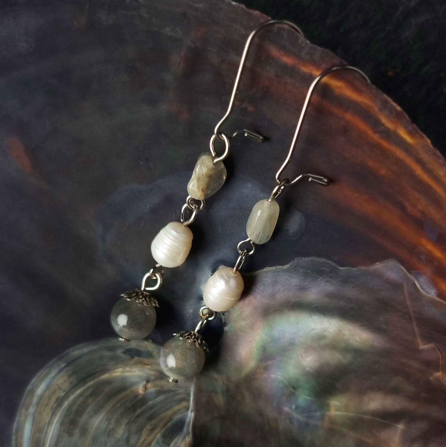 Zoetwater parel oorbellen met labradoriet en edelstaal liggend in schelp | Lalita Labradorite