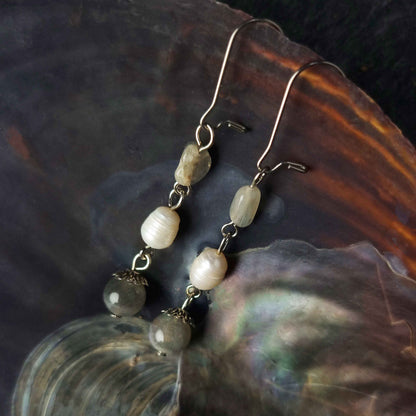 Zoetwater parel oorbellen met labradoriet en edelstaal liggend in schelp | Lalita Labradorite