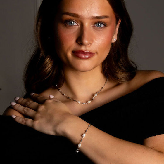 Witte zoetwater parelketting met zilver edelstaal gedragen door model | Parelketting Eline Zilver