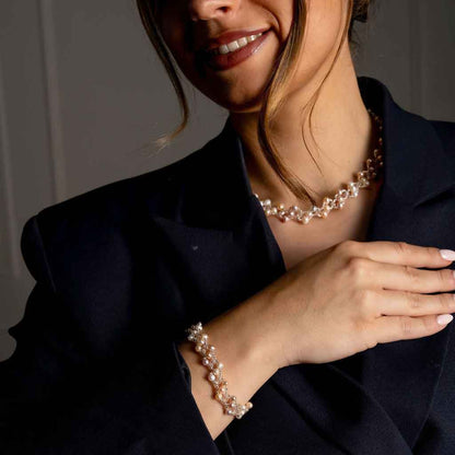 Zoetwater parel set bestaande uit een parelketting en parel armband met witte, zalm en roze parels en magneetslot op model detail | set Felicia