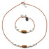 Zoetwater parel set bestaande uit parelketting en parel armband, gemaakt van witte parels en licht bruin leer | Ibiza Orange