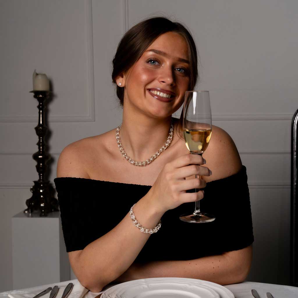 Witte zoetwater parel set bestaande uit een parelketting en parel armband met beige glaskristallen met model en glas | set Pearl Crystal Clear