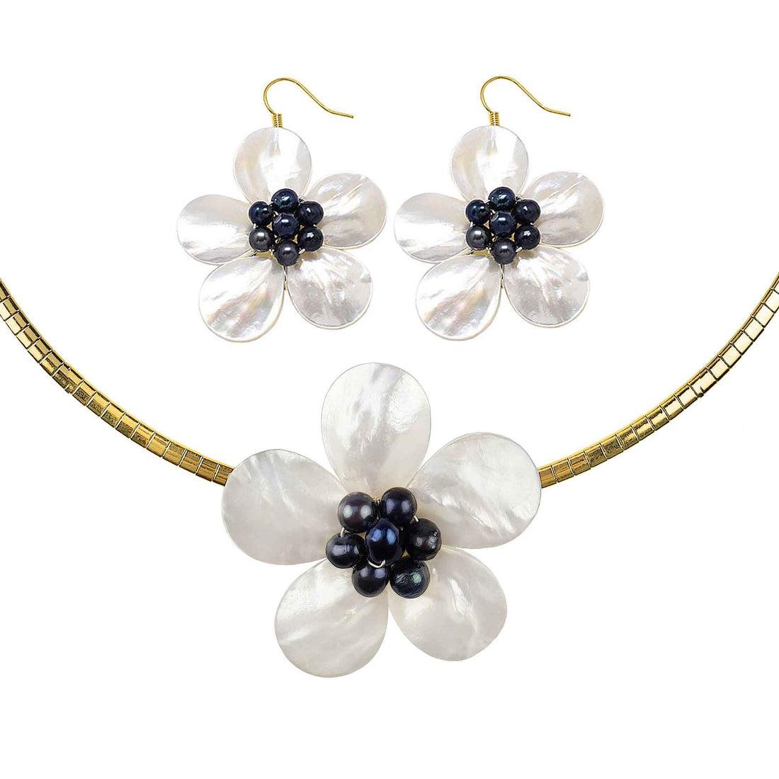 Zoetwater parel set met parelmoeren bloemen bestaande uit parel bloem oorbellen en  parelketting met parelmoeren bloem aan gouden edelstalen ketting | set Fleury B Gold