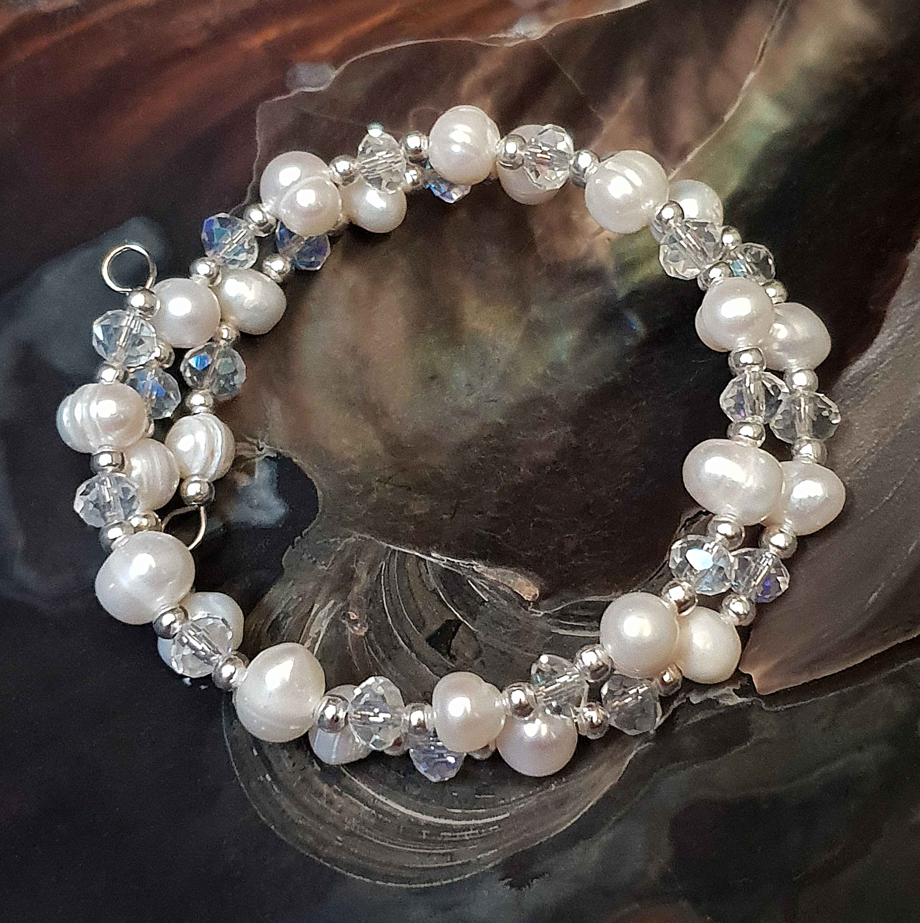 Zoetwater parel wikkel armband met witte parels en helder glas kristallen liggend in schelp, bovenaanzicht | Wrap Pearl White Crystal