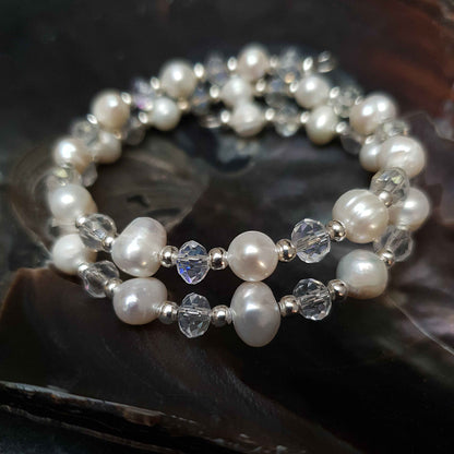 Zoetwater parel wikkel armband met witte parels en helder glas kristallen liggend in schelp | Wrap Pearl White Crystal