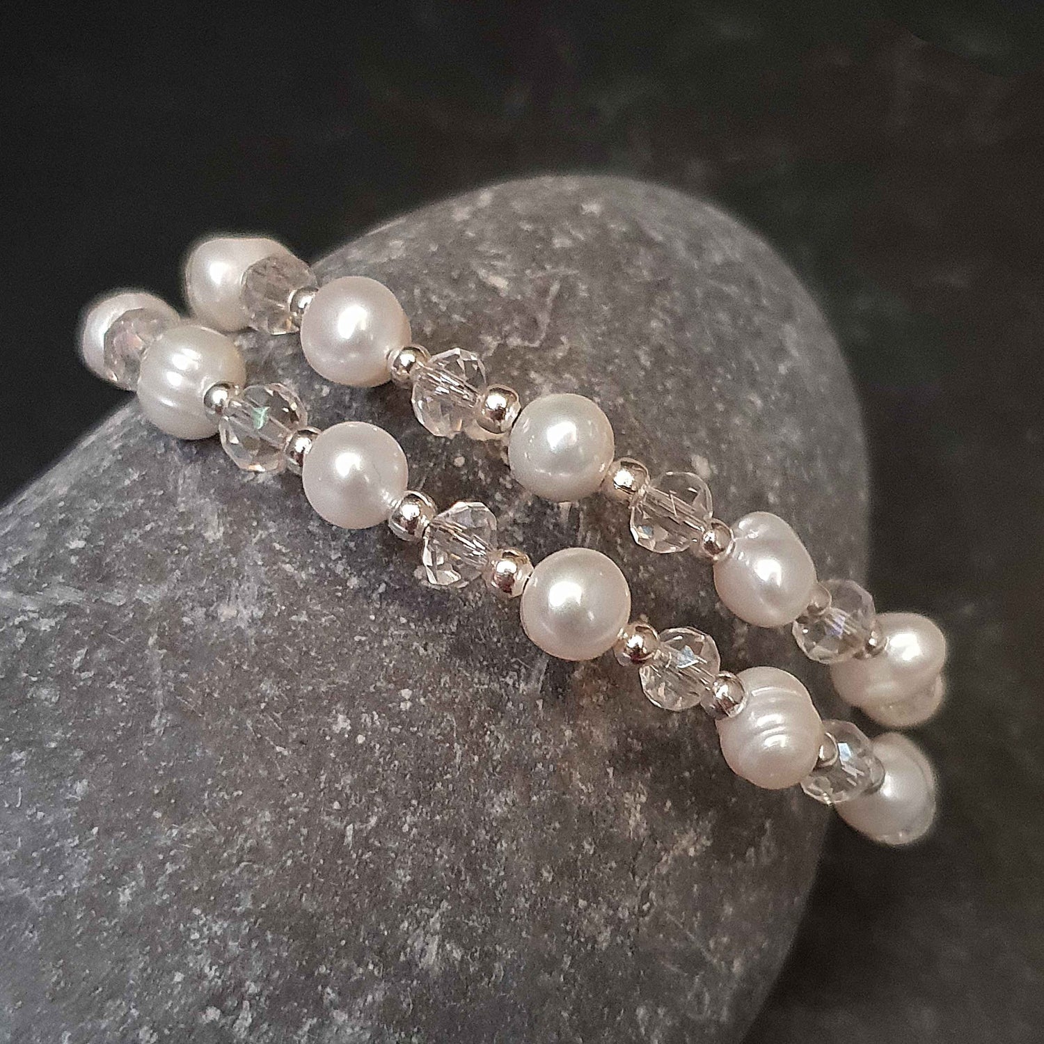 Zoetwater parel wikkel armband met witte parels en helder glas kristallen liggend tegen kei | Wrap Pearl White Crystal
