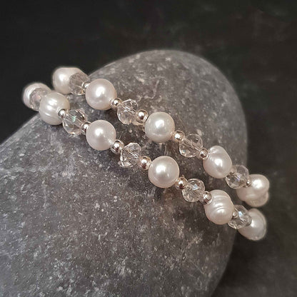 Zoetwater parel wikkel armband met witte parels en helder glas kristallen liggend tegen kei | Wrap Pearl White Crystal