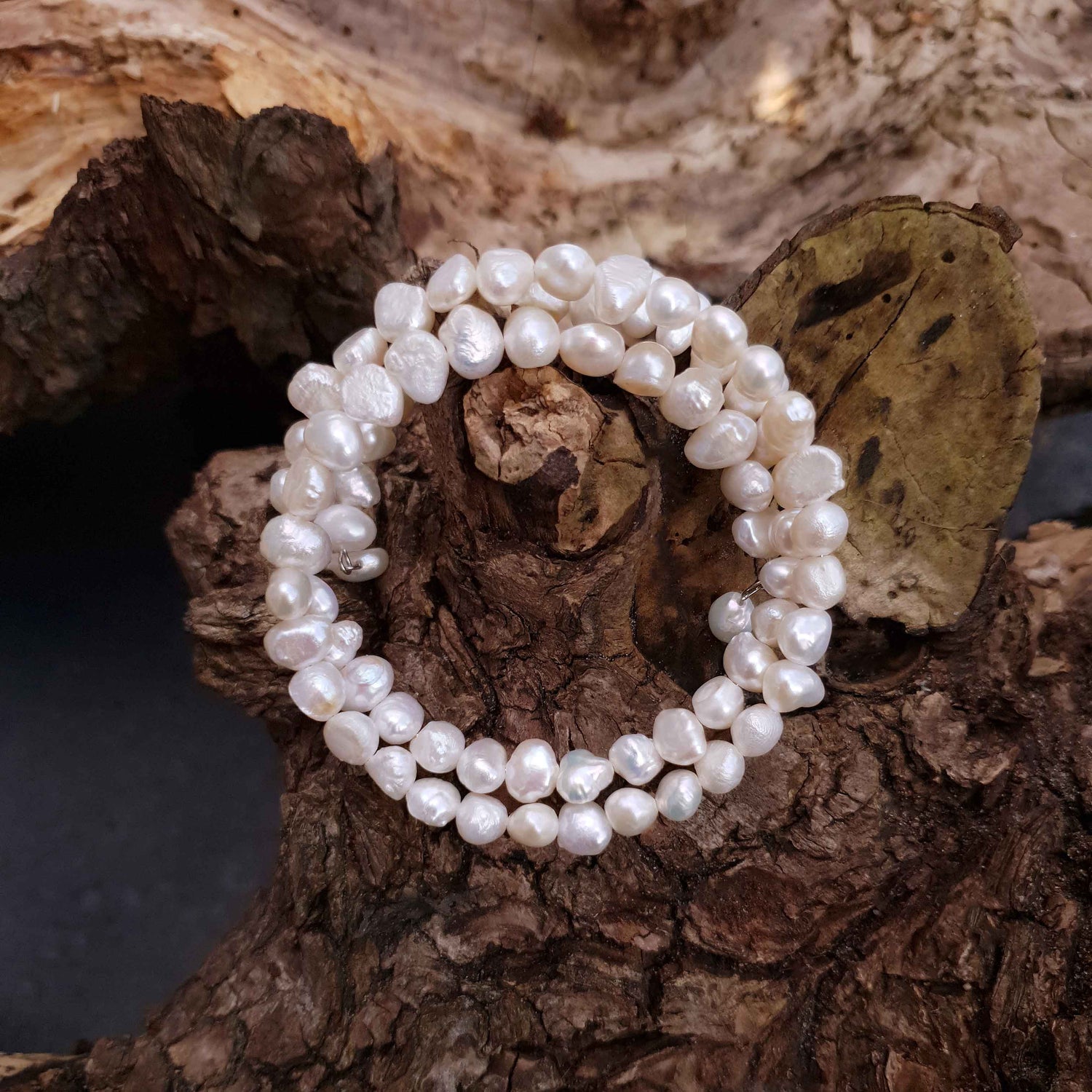Wit zoetwater parel wikkel armband met achtergrond schors vooraanzicht | Zen White