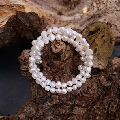 Wit zoetwater parel wikkel armband met achtergrond schors vooraanzicht | Zen White