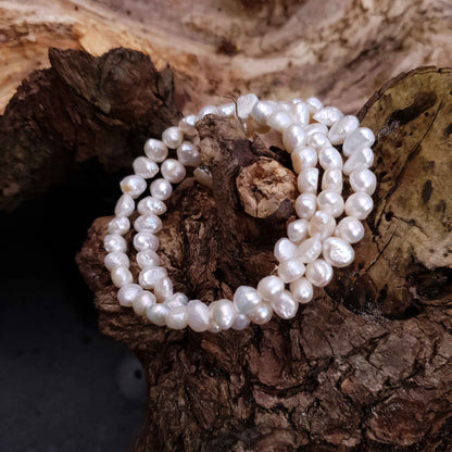 Wit zoetwater parel wikkelarmband met achtergrond schors zijaanzicht | Zen White