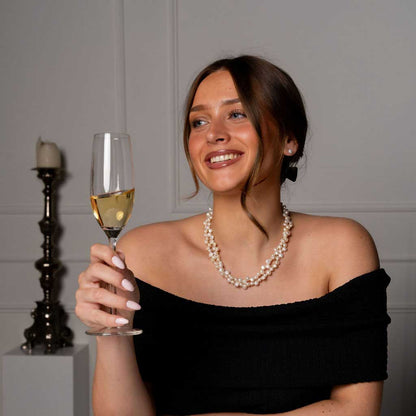 Zoetwater parelketting met crème kleurige parels in 2 rijen met model aan tafel | Abina