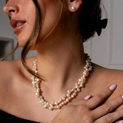 Zoetwater parelketting met crème kleurige parels in 2 rijen met model detail | Abina