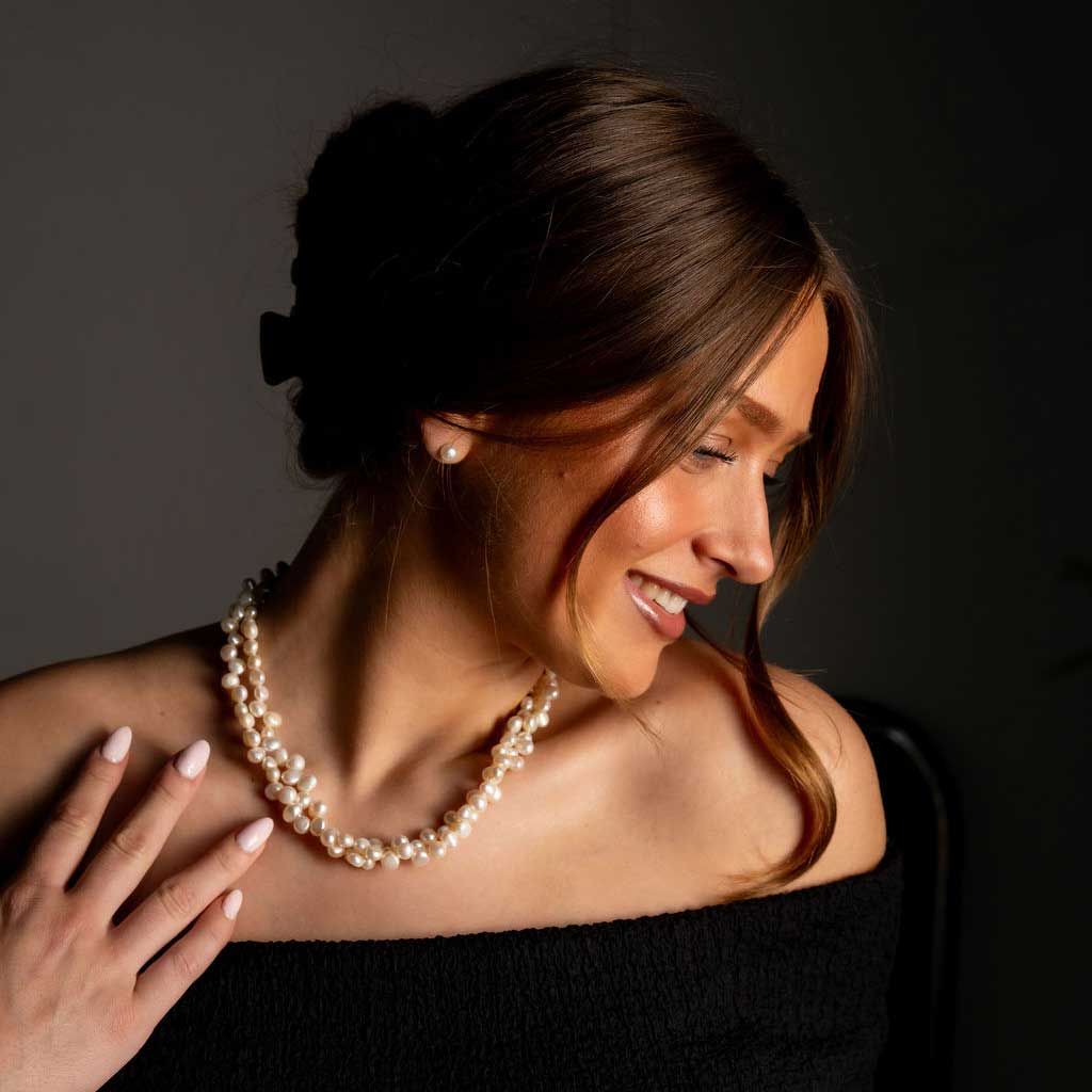 Zoetwater parelketting met crème kleurige parels in 2 rijen op model | Abina