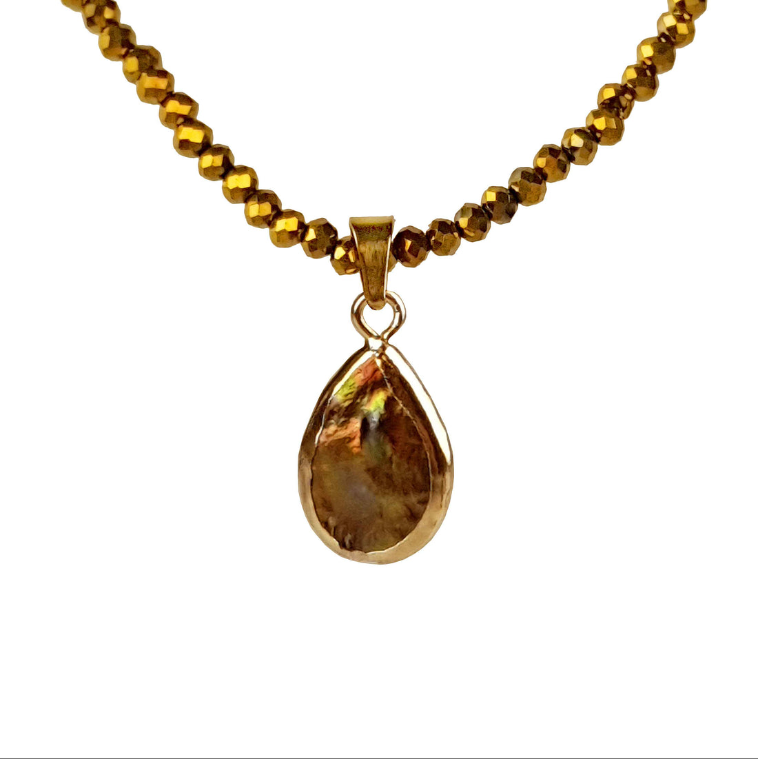 Detail van zoetwater parelketting met bruine parel hanger, goud facet geslepen glaskristallen en goud edelstaal | Badia