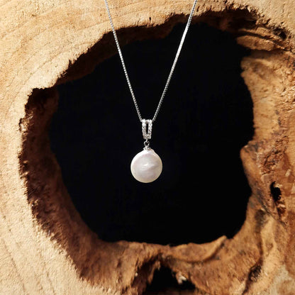 Zoetwater parelketting met witte coin parels en sterling zilver (925) met achtergrond hout | set Bling Dangling Coin Pearl