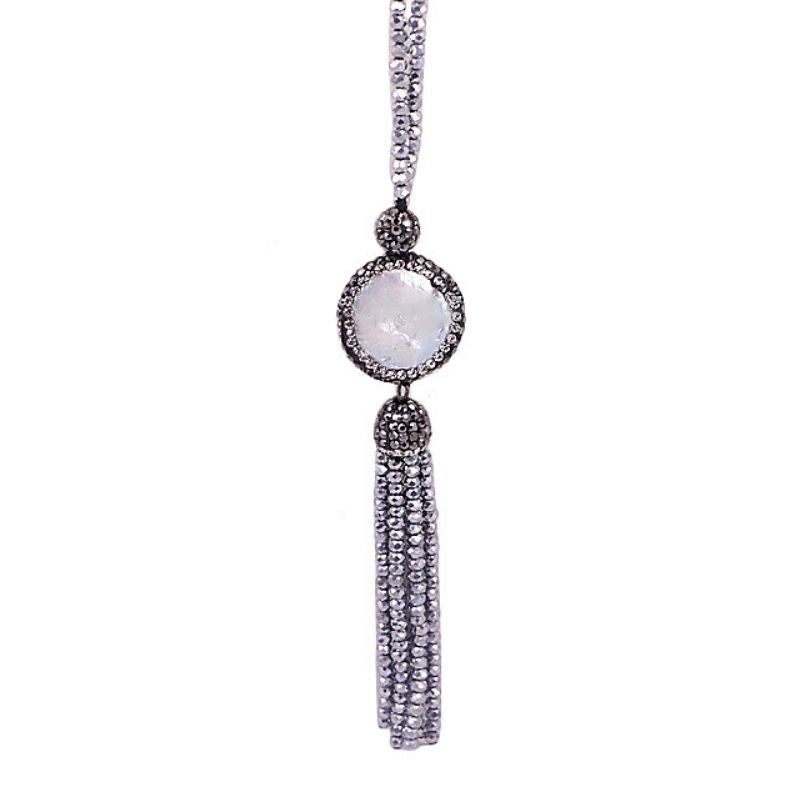 Detail van lange zoetwater parelketting met witte parel hanger met zilveren stras steentjes en kwastje | Bright Coin Pearl Silver