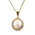 Detail van zoetwater parelketting met witte parel hanger, gouden stras steentjes en goud edelstaal | Bright Golden Pearl
