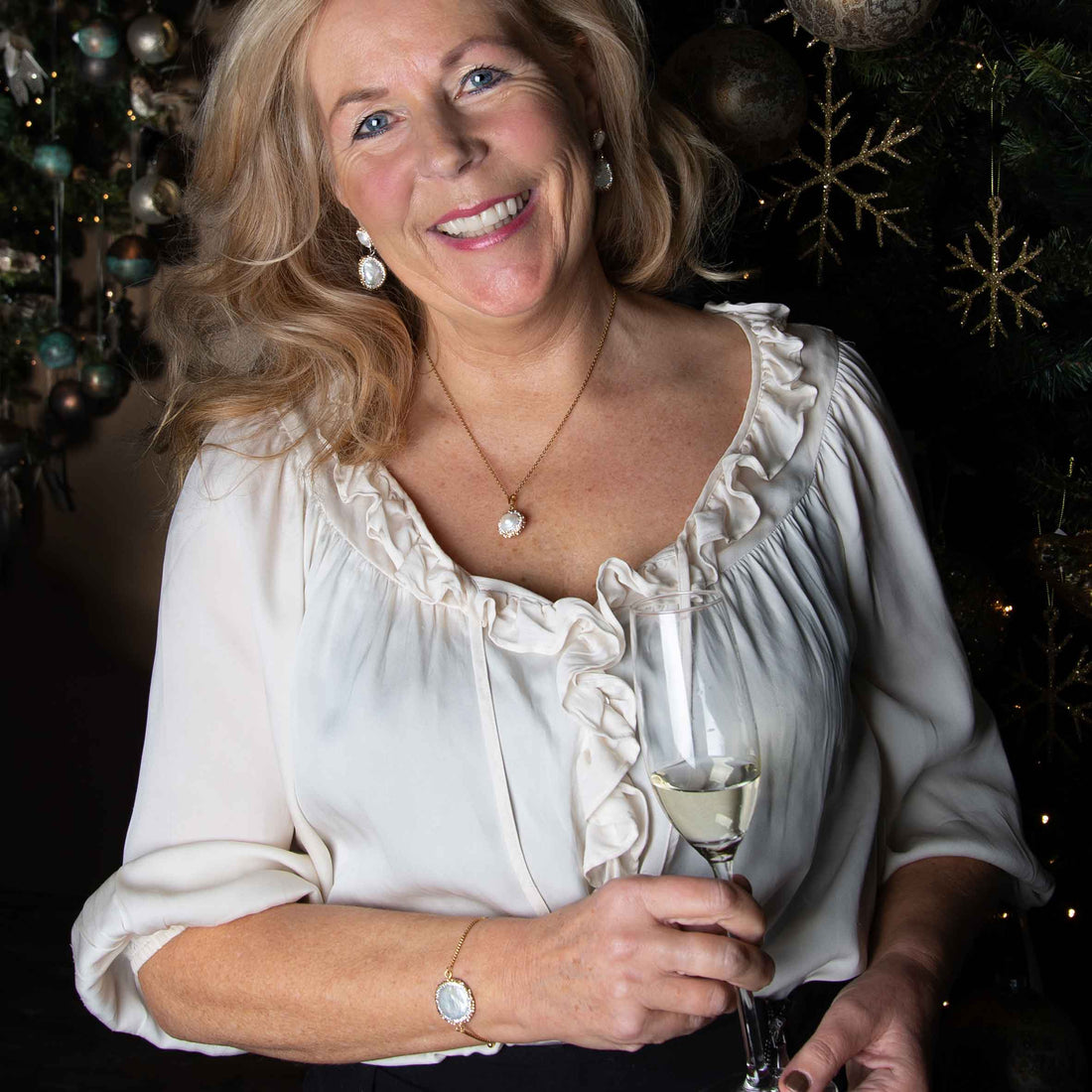 Zoetwater parelketting met witte parel hanger, gouden stras steentjes en goud edelstaal op model| Bright Golden Pearl