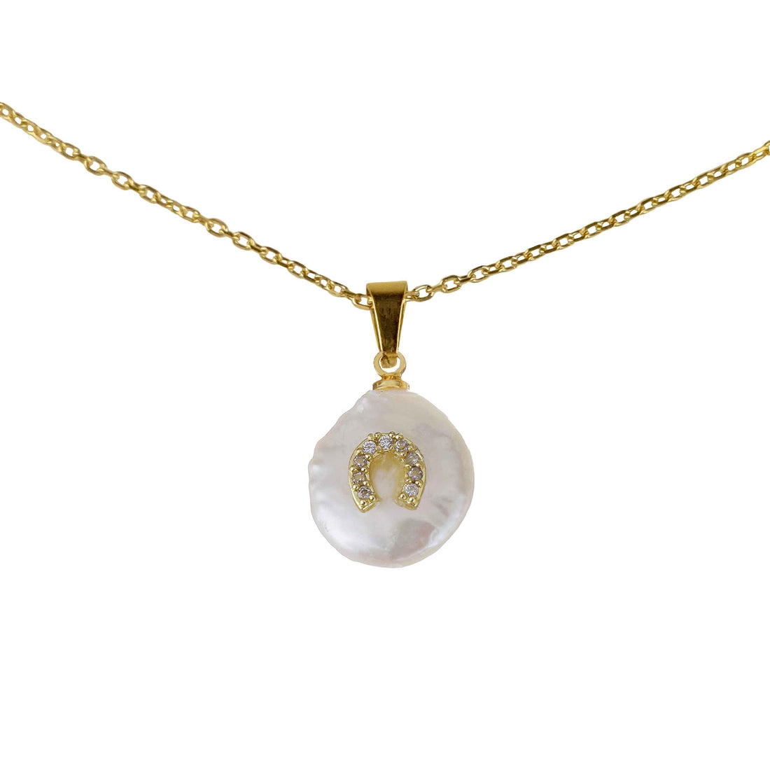 Detail van zoetwater parelketting  met witte parel hanger met stras steentjes in hoefijzer motief en goud edelstaal | Coin Pearl Good Luck