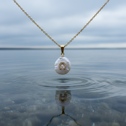 Zoetwater parelketting  met witte parel hanger met stras steentjes in hoefijzer motief en goud edelstaal hangend boven water | Coin Pearl Good Luck