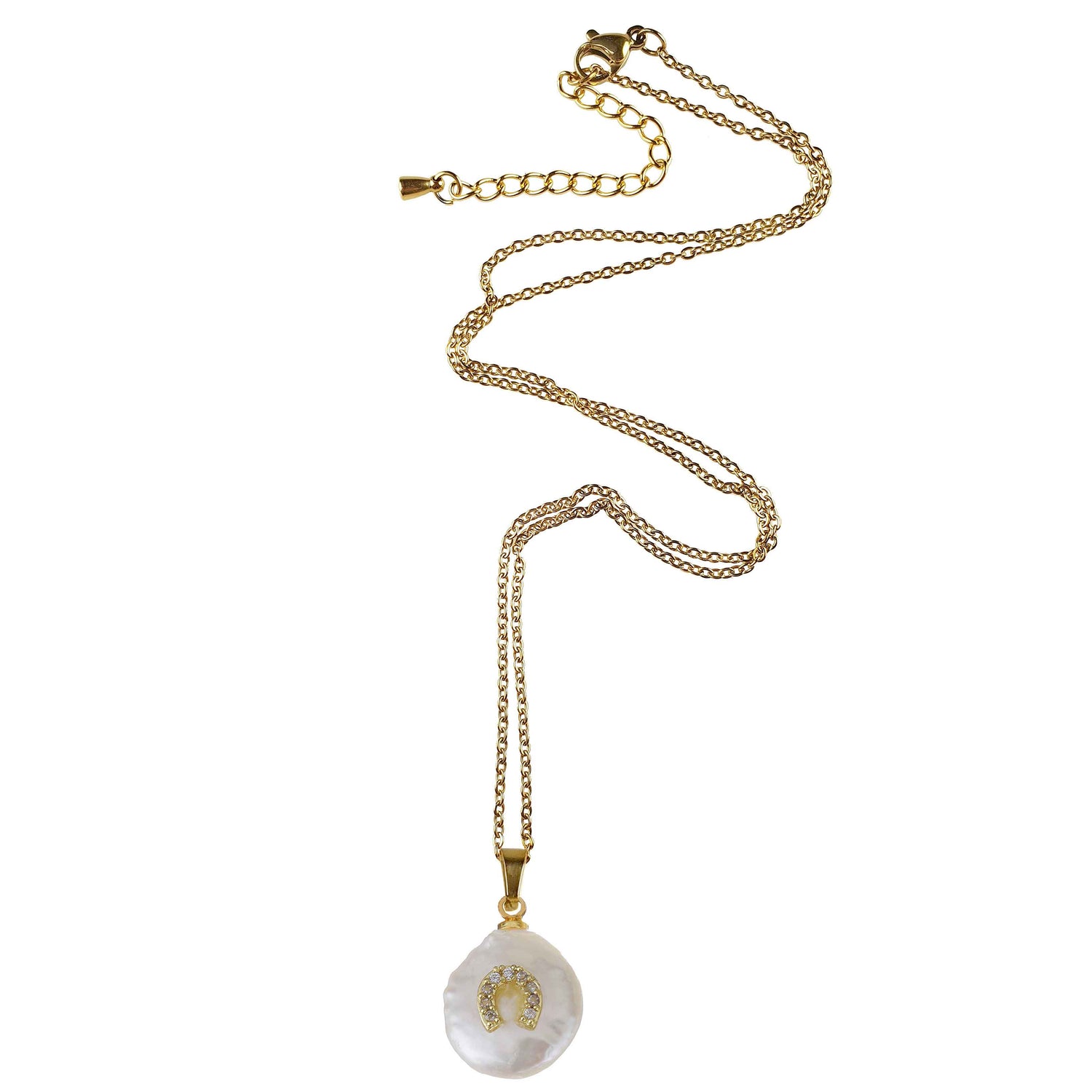 Witte zoetwater parelketting  met witte parel hanger met stras steentjes in hoefijzer motief en goud edelstaal liggend | Coin Pearl Good Luck
