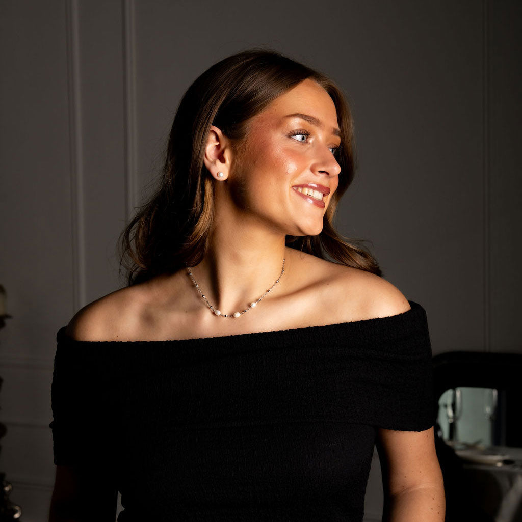 Witte zoetwater parelketting met zilver edelstaal op model | Parelketting Eline Zilver