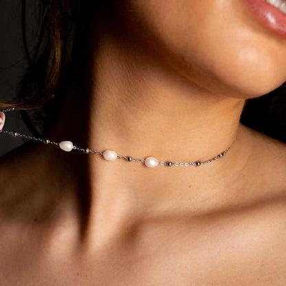 Witte zoetwater parelketting met zilver edelstaal op model, detail opname | Parelketting Eline Zilver
