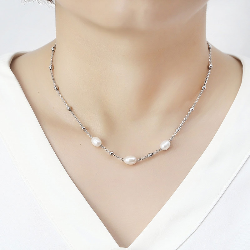 Witte zoetwater parelketting met zilver edelstaal op model | Parelketting Eline Zilver