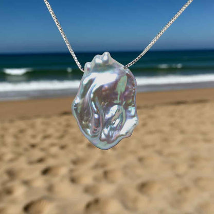 Grijze parelketting met achtergrond strand en zee | Gina