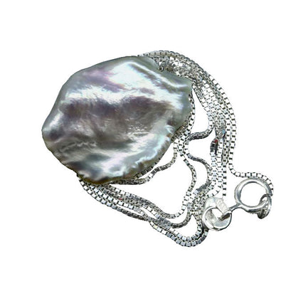 Detail van zoetwater parelketting met grijze parel hanger en sterling zilver (925) opgerold | Gina