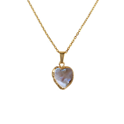 Detail van zoetwater parelketting met bruine parel hanger in hart vorm en goud edelstaal | Golden Heart Brown Pearl
