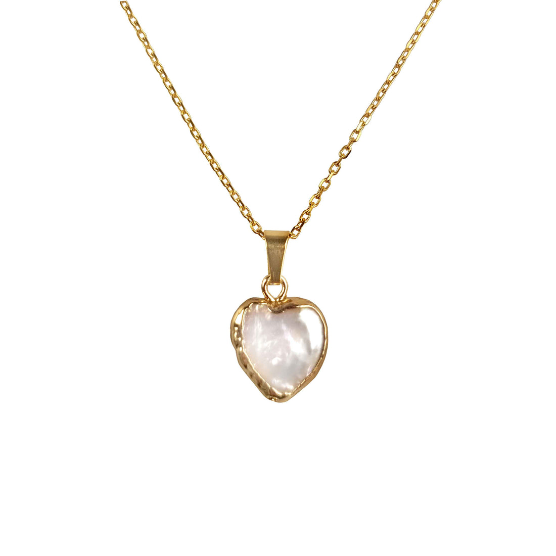 Detail van zoetwater parelketting met witte parel hanger in hart vorm en goud edelstaal | Golden Heart White Pearl