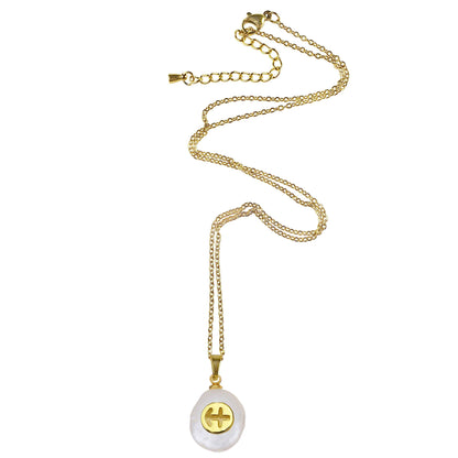 Zoetwater parelketting met witte parel hanger met gouden symbool van sterrenbeeld boogschutter en goud edelstaal liggend | Gouden Sterrenbeeld Boogschutter