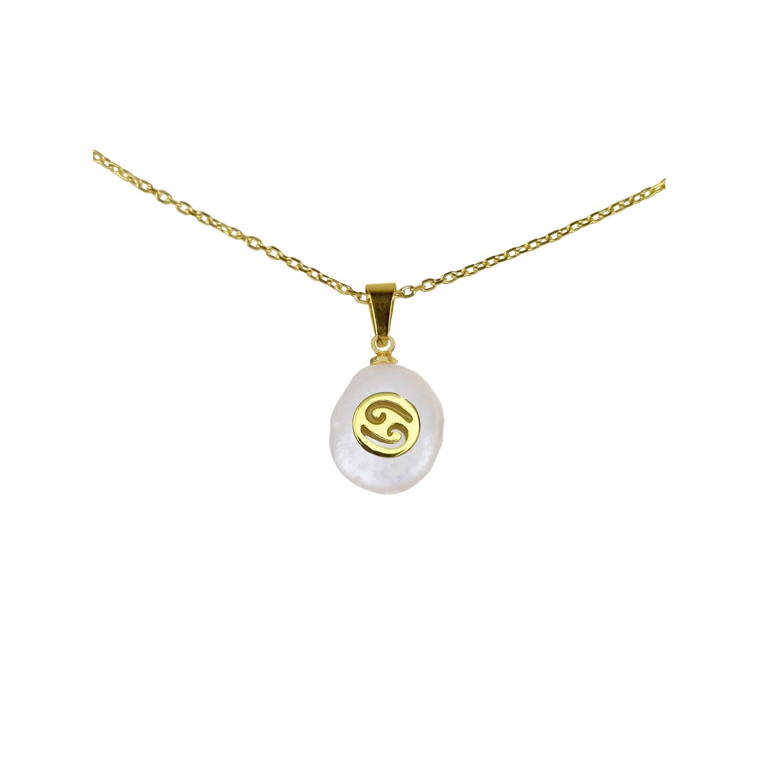 Detail van zoetwater parelketting met witte parel hanger met gouden symbool van sterrenbeeld kreeft en goud edelstaal | Gouden Sterrenbeeld Kreeft