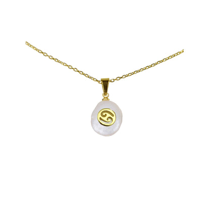 Detail van zoetwater parelketting met witte parel hanger met gouden symbool van sterrenbeeld kreeft en goud edelstaal | Gouden Sterrenbeeld Kreeft