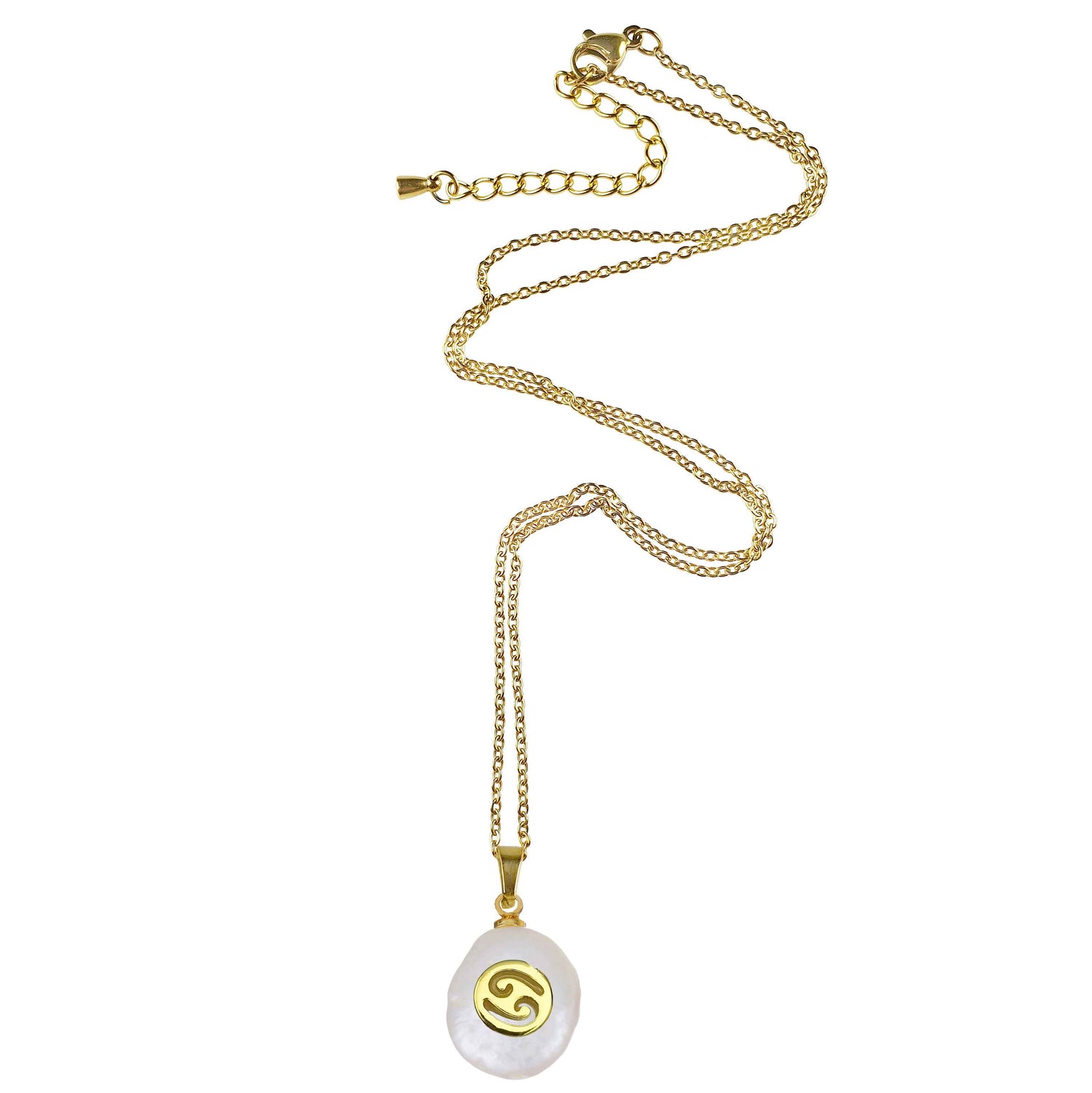 Zoetwater parelketting met witte parel hanger met gouden symbool van sterrenbeeld kreeft en goud edelstaal liggend | Gouden Sterrenbeeld Kreeft