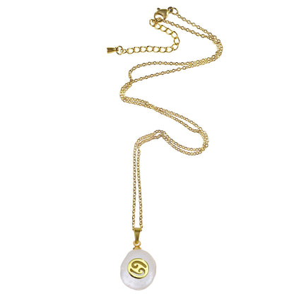 Zoetwater parelketting met witte parel hanger met gouden symbool van sterrenbeeld kreeft en goud edelstaal liggend | Gouden Sterrenbeeld Kreeft