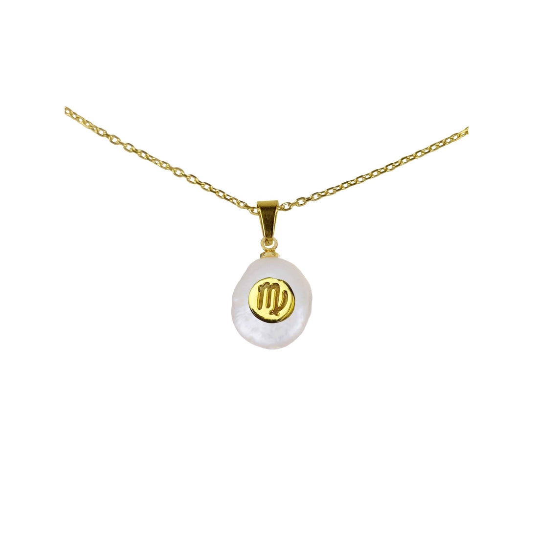 Detail van zoetwater parelketting met witte parel hanger met gouden symbool van sterrenbeeld maagd en goud edelstaal | Gouden Sterrenbeeld Maagd