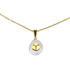 Detail van witte zoetwater parelketting met parel hanger en symbool van sterrenbeeld Ram en goud edelstaal | Gouden Sterrenbeeld Ram
