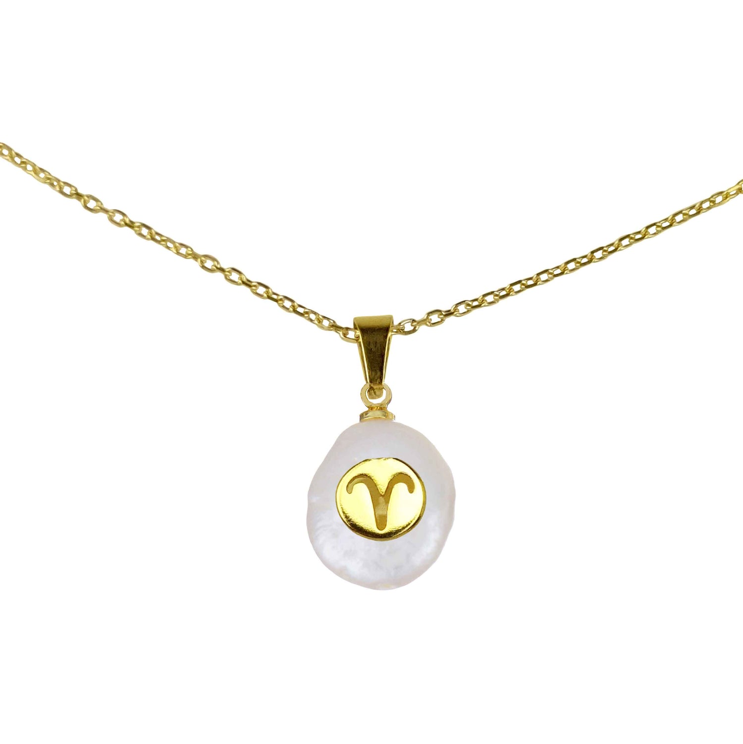 Detail van witte zoetwater parelketting met parel hanger en symbool van sterrenbeeld Ram en goud edelstaal | Gouden Sterrenbeeld Ram