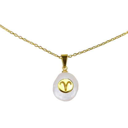 Detail van witte zoetwater parelketting met parel hanger en symbool van sterrenbeeld Ram en goud edelstaal | Gouden Sterrenbeeld Ram