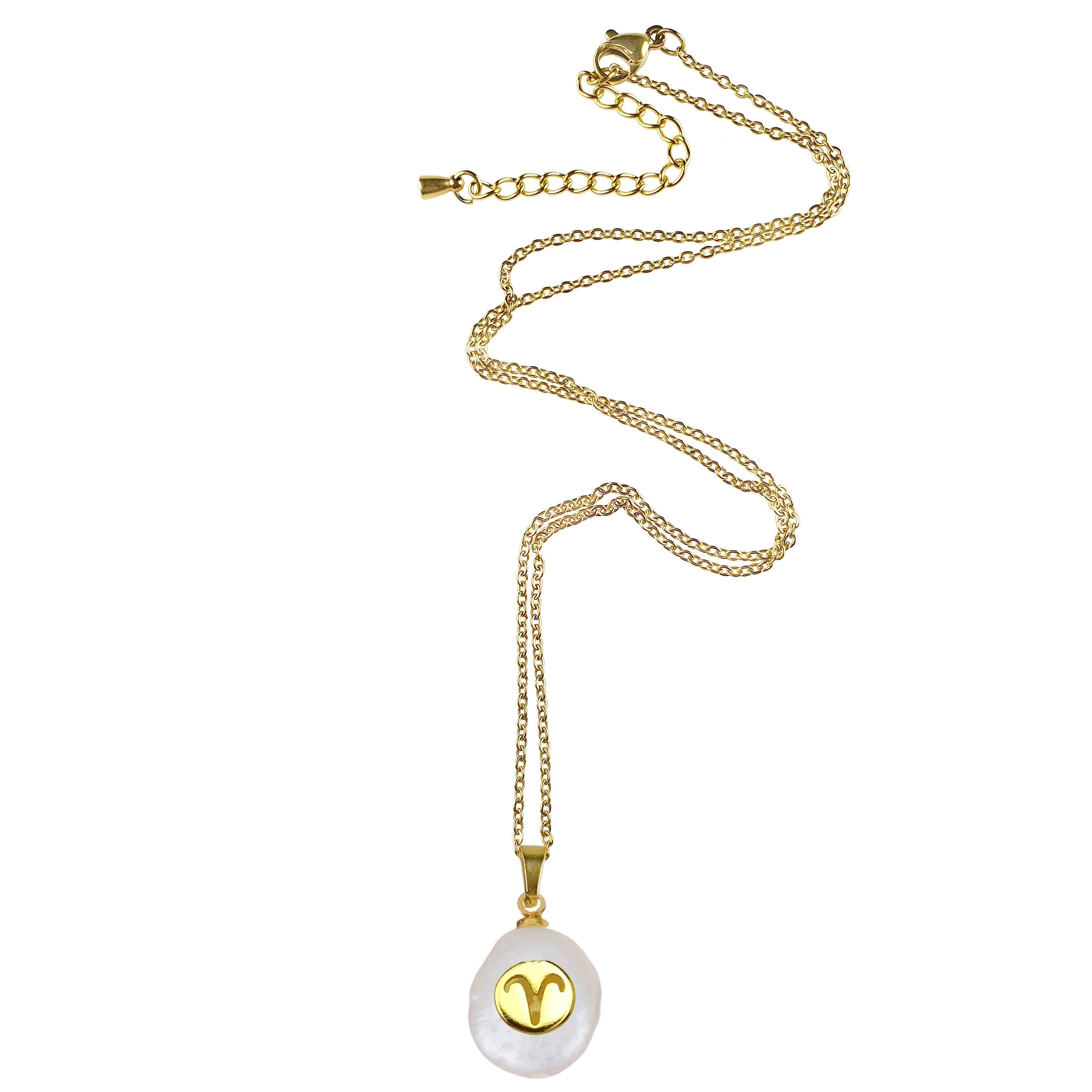 Witte zoetwater parelketting met parel hanger en symbool van sterrenbeeld Ram en goud edelstaal liggend | Gouden Sterrenbeeld Ram