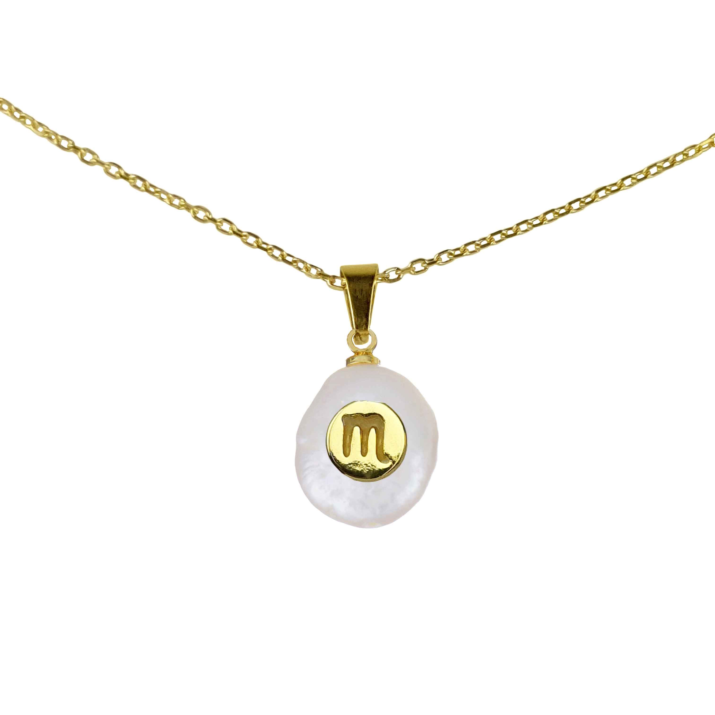 Detail van zoetwater parelketting met witte parel hanger met gouden symbool van sterrenbeeld schorpioen en goud edelstaal | Gouden Sterrenbeeld Schorpioen