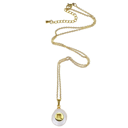 Zoetwater parelketting met witte parel hanger met gouden symbool van sterrenbeeld schorpioen en goud edelstaal liggend | Gouden Sterrenbeeld Schorpioen