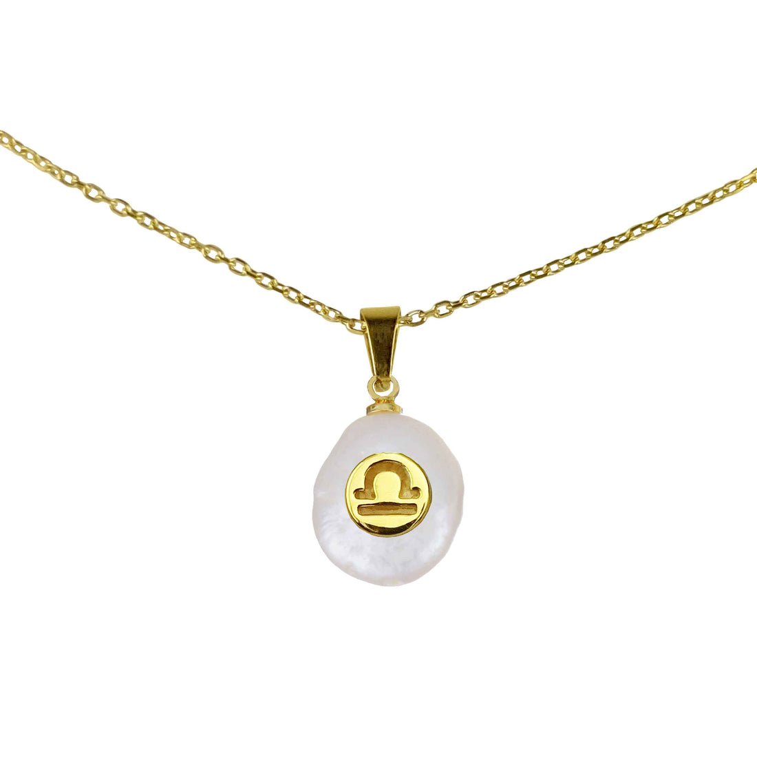 Detail van zoetwater parelketting met witte parel hanger met gouden symbool van sterrenbeeld weegschaal en goud edelstaal | Gouden Sterrenbeeld Weegschaal