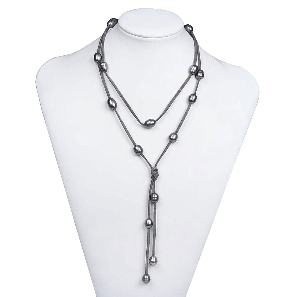 Zoetwater parelketting met donker grijze parels en grijs suede op buste | Long Grey Suede